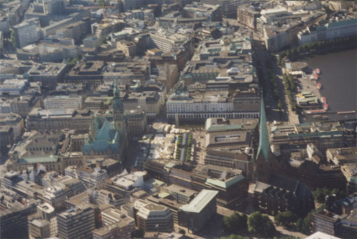 Luftbild vom Rathaus und Petri Kirche