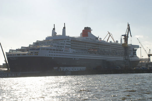 Queen Mary 2 im Dock Elbe 17