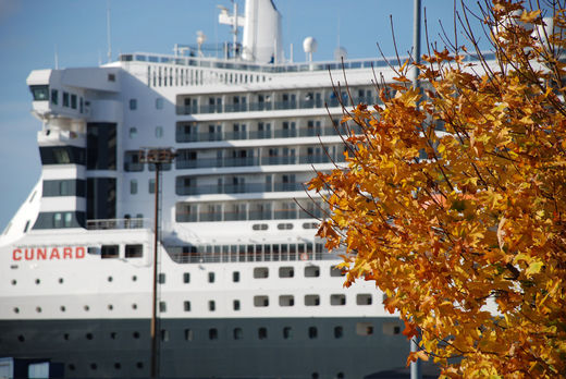 Queen Mary 2 im Herbst in Hamburg