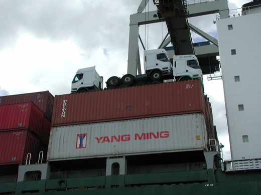 Lastwagen auf Containerschiff