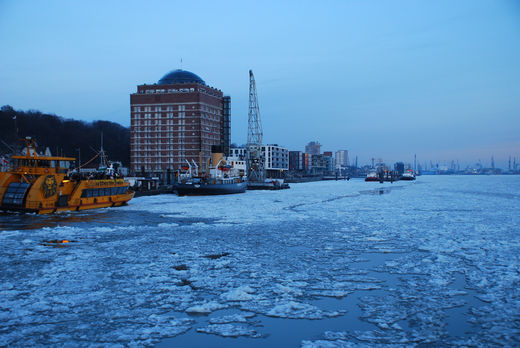 Eis im Hamburger Hafen