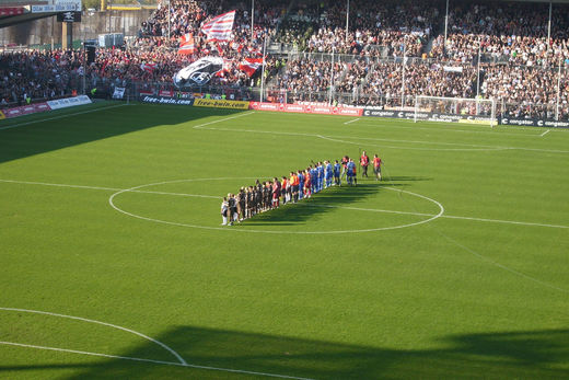 St. Pauli und Freiburg begrssen Zuschauer