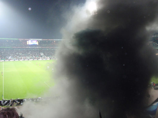 Rauchschwaden in der HSV Fankurve in Bremen