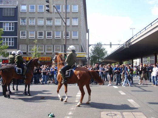 Berittene Polizei vor HSV gegen Werder-Bremen