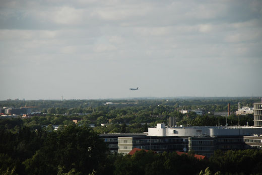 Flugzeug landet in Hamburg Fuhlsbttel