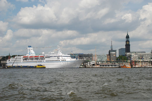 Kreuzfahrtschiff Astor in Hamburg