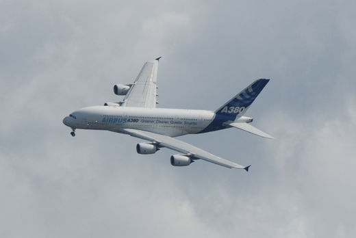 Airbus A380 fliegt Kurve