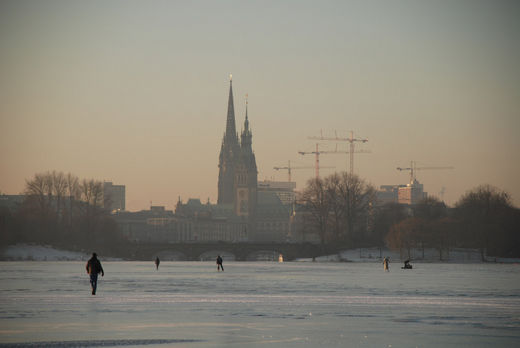 Rathaus und zugefrorene Alster