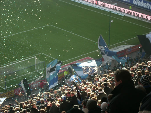 Konfetti auf der Nordtribne vor HSV gegen Hertha