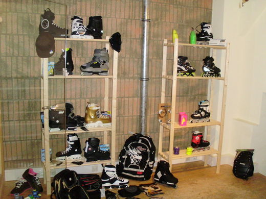 Kays Shop Raum mit Freeskates und Stuntskates