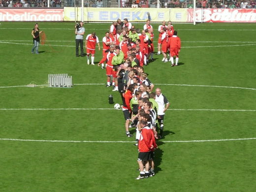 Mannschaften vorm Spiel am Tag der Legenden 2010