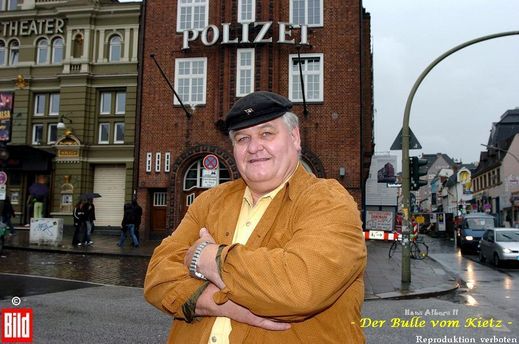 Hans Albers II , vor der Davidwache in Hamburg - St.-Pauli !
