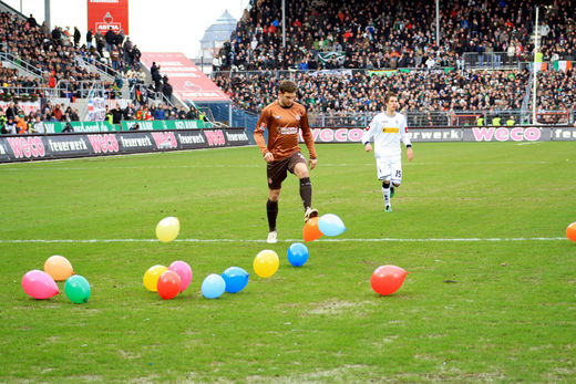 Moritz Volz bringt die Ballons zum platzen
