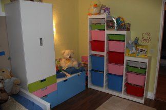 Kinderzimmer mit viel spielzeug und Kuschelecke
