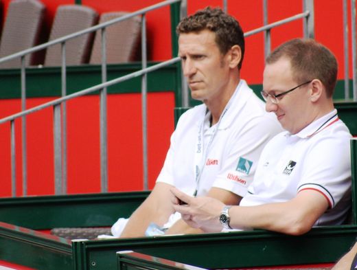Davis Cup-Teamchef Patrick Khnen beobachtet das Spiel von Philipp Petzschner
