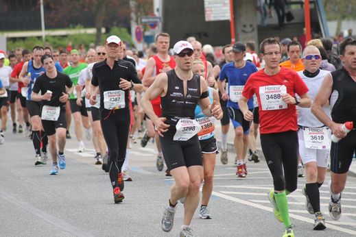 Marathon Hamburg 2012: Lufer mit den Startnummern 4387, 3298, 3488, 3619