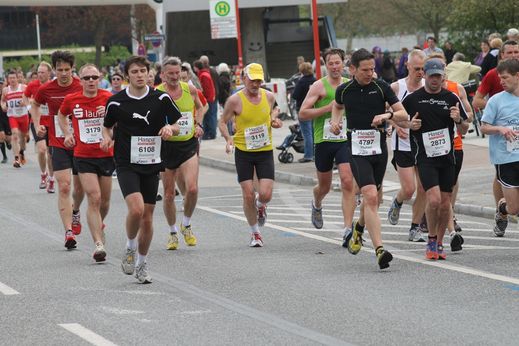 Marathon Hamburg 2012: Lufer mit den Startnummern 3179, 3119, 2873, 6108, 4797