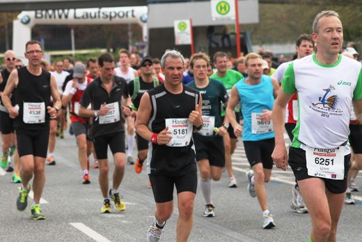 Marathon Hamburg 2012: Lufer mit den Startnummern 5181, 6251