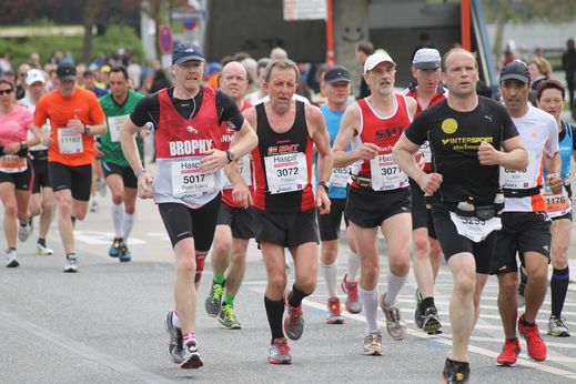 Marathon Hamburg 2012: Lufer mit den Startnummern 5017, 3072, 5071