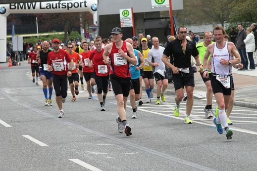 Marathon Hamburg 2012: Lufer mit den Startnummern 2621, 3266