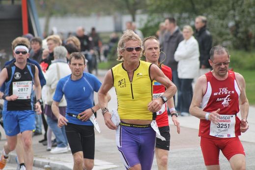 Marathon Hamburg 2012: Lufer mit den Startnummern 2817, 3251