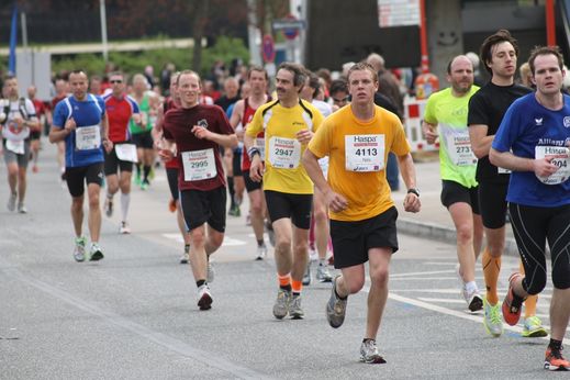 Marathon Hamburg 2012: Lufer mit den Startnummern 2995, 2947, 4113