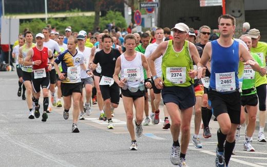 Marathon Hamburg 2012: Lufer mit den Startnummern 2386, 2374, 2465