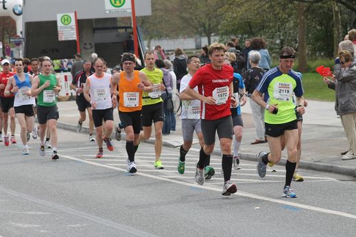 Marathon Hamburg 2012: Lufer mit den Startnummern 1804, 1572, 2119