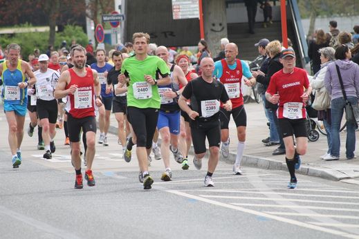 Marathon Hamburg 2012: Lufer mit den Startnummern 3383, 2403, 2480, 2385, 2616