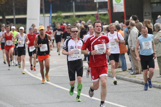 Marathon Hamburg 2012: Lufer mit den Startnummern 1838, 5702, 1357