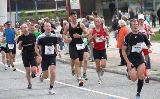 Marathon Hamburg 2012: Lufer mit den Startnummern 1523, 1958, 1499