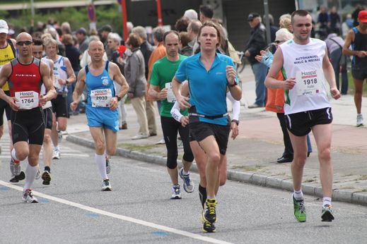 Marathon Hamburg 2012: Lufer mit den Startnummern 1764, 2039, 1918