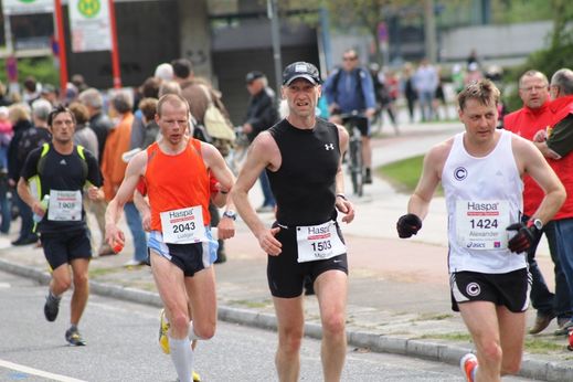 Marathon Hamburg 2012: Lufer mit den Startnummern 2043, 1503, 1424