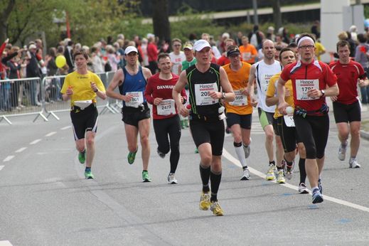 Marathon Hamburg 2012: Lufer mit den Startnummern 2473, 1791