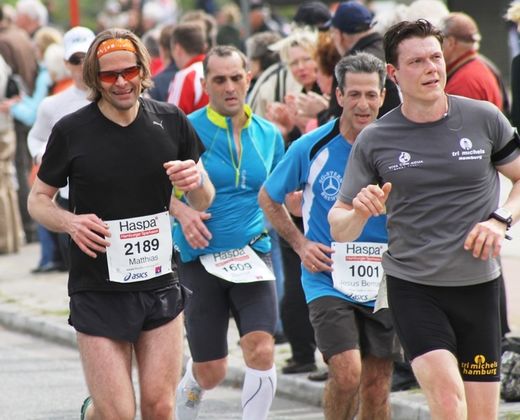 Marathon Hamburg 2012: Lufer mit den Startnummern 2189, 1609, 1001