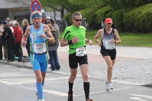 Marathon Hamburg 2012: Lufer mit den Startnummern 1337, 2180, 1379