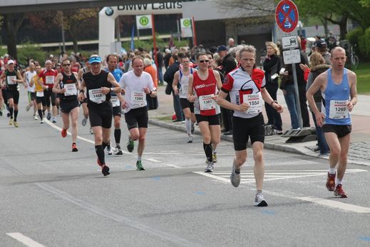 Marathon Hamburg 2012: Lufer mit den Startnummern 1468, 1584, 1381, 1554, 1269