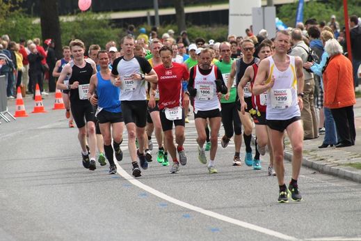 Marathon Hamburg 2012: Lufer mit den Startnummern 1845, 1437, 1806, 1299