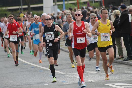 Marathon Hamburg 2012: Lufer mit den Startnummern 1418, 1422, 1348, 1002