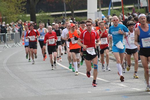 Marathon Hamburg 2012: Lufer mit den Startnummern 1598, 1693, 1453, 1228, 1542, 1473
