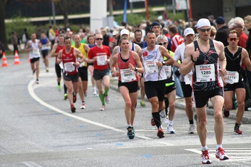 Marathon Hamburg 2012: Lufer mit den Startnummern 8695, 1608, 1285, 1113