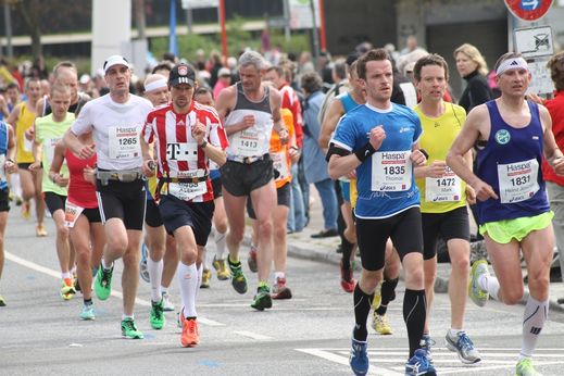 Marathon Hamburg 2012: Lufer mit den Startnummern 1265, 1413, 1835, 1472, 1831