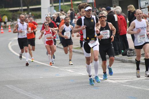 Marathon Hamburg 2012: Lufer mit den Startnummern 1209, 1345, 1194