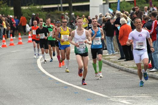 Marathon Hamburg 2012: Lufer mit den Startnummern 1222, 2589, 1330, 1480