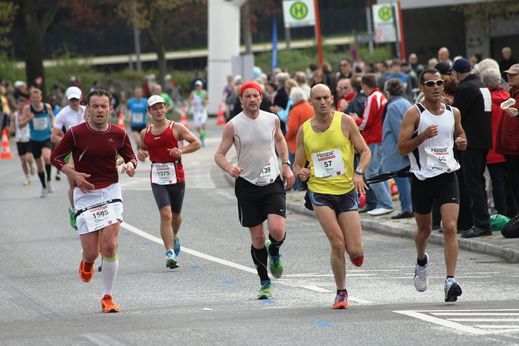 Marathon Hamburg 2012: Lufer mit den Startnummern 1595, 1375, 57
