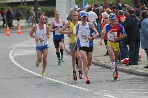 Marathon Hamburg 2012: Lufer mit den Startnummern 1256, 1189, 1455
