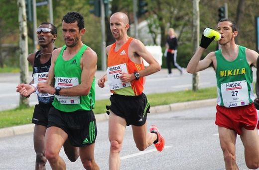 Marathon Hamburg 2012: Lufer mit den Startnummern 16, 27, 44, 28