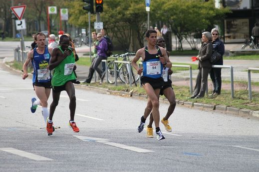 Marathon Hamburg 2012: Lufer mit den Startnummern 32, 95, 54