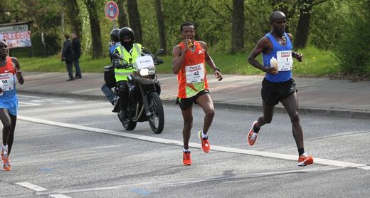 Marathon Hamburg 2012: Lufer mit den Startnummern 42, 1