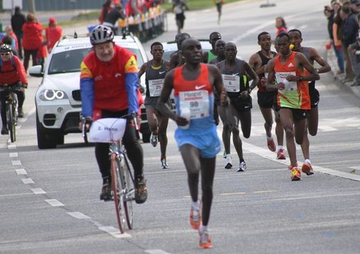 Marathon Hamburg 2012: Lufer mit den Startnummern 98, 2